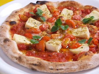 Tomato and camembert cheese tomato bianca pizza