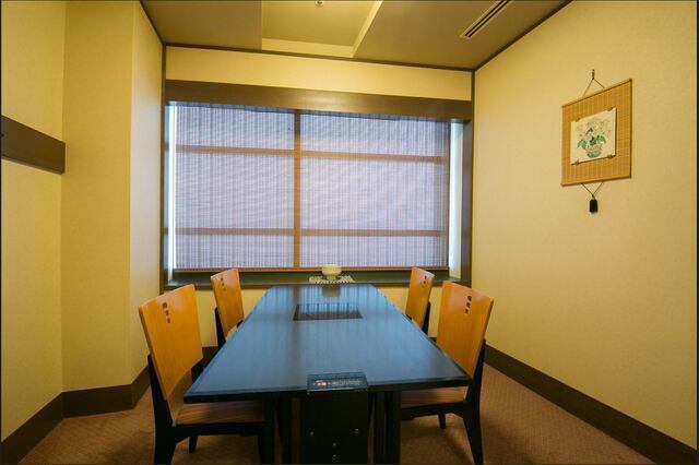 【企業会食や接待に最適な個室を用意】企業会食や接待など多様なシーンにぴったりな個室をご用意してます。落ち着いた和の雰囲気の中、心安らぐ空間を提供し大切なお客様との大事な時間を演出します。少人数から大人数まで人数に応じた個室が揃っておりプライバシーを守りつつビジネスの重要な時間を過ごすことができます。