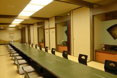 <p>【慶事・法事に最適な個室】慶事や法事など多様なシーンにぴったりの個室を完備しております。落ち着いた和の空間で大切なひとときをゆったりとお過ごしいただけます。人数や目的に応じたお部屋をご用意し、特別な時間を演出いたします。心に残る大切な瞬間をお過ごしください。お気軽にお問い合わせをお待ちしております。</p>
