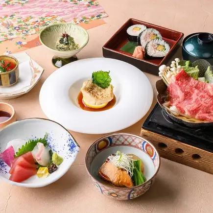 【适合家庭聚餐和庆祝活动】品尝我们时令怀石料理套餐“葵”，感受冬日风味，价格6000日元（含税）。