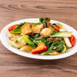 Stir-fried oysters with abalone and seasonal greens