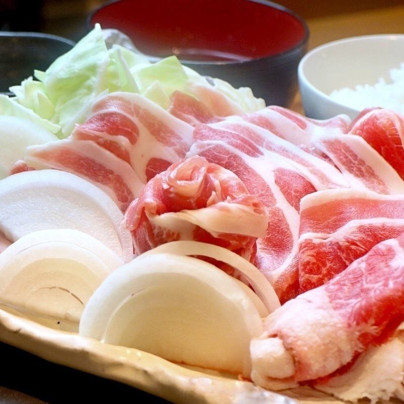 用力咀嚼肉！享受在铁板上烤的荷尔蒙和蔬菜。