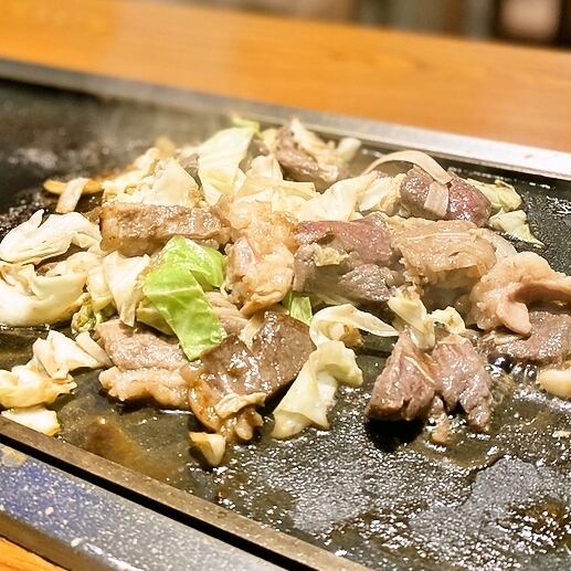 The meat grilled on the iron plate in front of you is excellent ♪ It is also the best for sake!