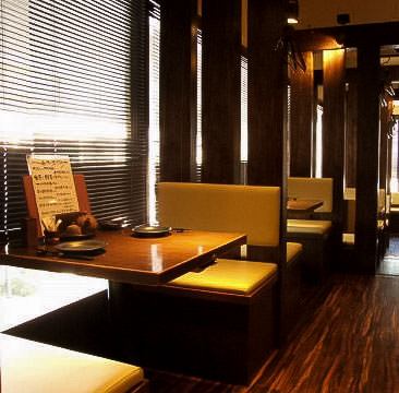 ゆったり寛ぎ、会話も弾む空間をご提供致します。テーブル席で美味しいお食事とお酒を愉しめます。【蘇我駅 居酒屋】
