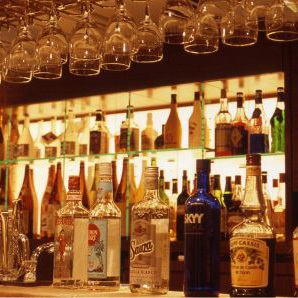 じっくりお酒を楽しみたいときはカウンター席で☆ 並んで飲むお酒もたまにはいいですよね♪【蘇我駅 居酒屋】