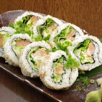 サーモンとアボカドの逆巻き寿司