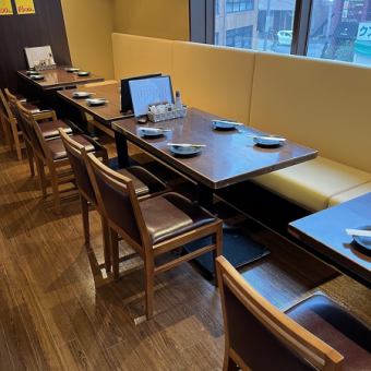 お店に入って右手にあるテーブル席、4名様×4卓最大16名様まで可能なお席です