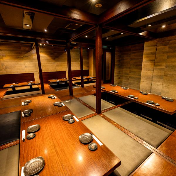 【最大180名様でも貸切可能です】大人数でもゆったりとくつろげる個室席完備！女子会や合コン、誕生日会などのプライベートシーンから、会社宴会、歓送迎会などの大規模な宴会まで幅広くご利用いただけます！ゆったりとした空間で、周りを気にせずお食事をお楽しみいただけます。プライベート感あふれる空間でごゆっくり。
