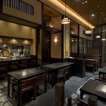 【純和風の京都をイメージした店内】都心ながら和の雰囲気で落ち着いてご飲食可能◎カウンター席は目の前に大鉄板があり、焼き手がダイナミックにお料理を焼き上げていくので臨場感MAX！気さくで親しみのある焼き手とのおしゃべりも楽しみながら、鉄板焼きやお好み焼きをご堪能いただけます。もちろんおひとり様も大歓迎☆