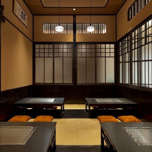 <p>【ゆったり寛げる掘りごたつ席】鉄板の付いたテーブル席や掘りごたつも席もあり、お友達やご家族などとご一緒にみんなでわいわいと楽しんでいただけます！飲み放題付コースも各種ご用意しておりますので、季節折々の宴会や打ち上げにもご利用可能◎当店自慢の美味しいお好み焼き・鉄板焼きをご堪能ください！</p>