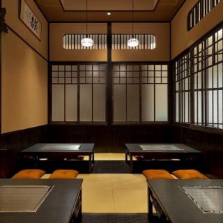 【掘りごたつ4名席】鉄板付テーブルの掘りごたつも席があり、お子様連れのご家族も安心してご飲食していただけます◎皆さんでテーブルを囲んで楽しいひとときをお過ごしいただけます。