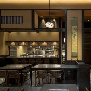 【カウンター6席】カウンター席は目の前に大鉄板があり、焼き手がダイナミックにお料理を焼き上げていくので臨場感MAX！おひとり様でも入店しやすい雰囲気です☆