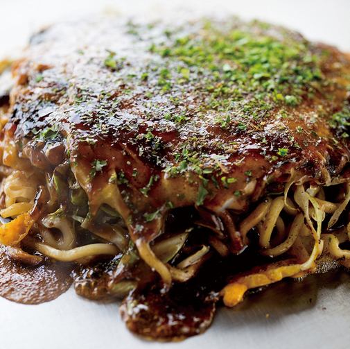 特製麺を入れた”ぎゅんたモダン焼き”も人気!