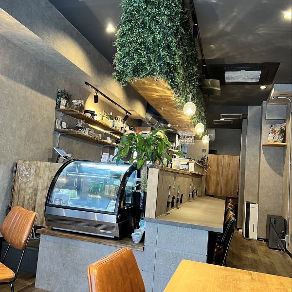 ≪Bright open cafe≫ Our shop is characterized by an open space.It's bright during the day, and when you open the entrance door, a pleasant breeze comes in. Ventilation is perfect.Please feel free to drop by☆