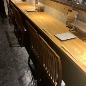 カウンター席で大人の雰囲気を楽しめる隠れ家的なお店！カウンター席からは、目の前で料理を調理する店主の様子を間近でご覧いただけ、料理のプロセスを楽しむことができます。ゆっくりとお食事を楽しみたい方や、ご夫婦、カップルでも落ち着いてご利用いただけます。