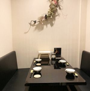 各種宴会や、ご家族やお友達と一緒に楽しめる広々としたテーブルを用意しております。ゆったりとした空間で、美味しいお鍋とお酒を囲んで楽しいひとときをお過ごしいただけます。家族や友人とのコミュニケーションを楽しみながら、おいしい料理を存分にご堪能いただけます。