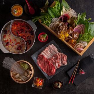The standard course of Oshidori's herbal hotpot is available from 5,940 yen (tax included).