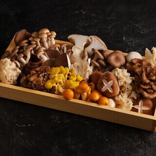 コースには、旬の野菜と数十種類のきのこが付いています。