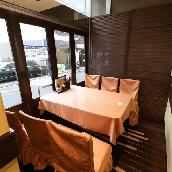 遮蔽をおろした半個室空間でゆったりと中華宴会はいかがでしょうか?女子会や仲間内のご宴会など様々な利用シーンに対応しております。周囲を気にせず本格中華をゆっくり楽しむにはもってこいのお席です。お気軽にご予約・お問い合わせください♪