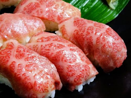 您可以享受每个人都喜欢的精致肉寿司...