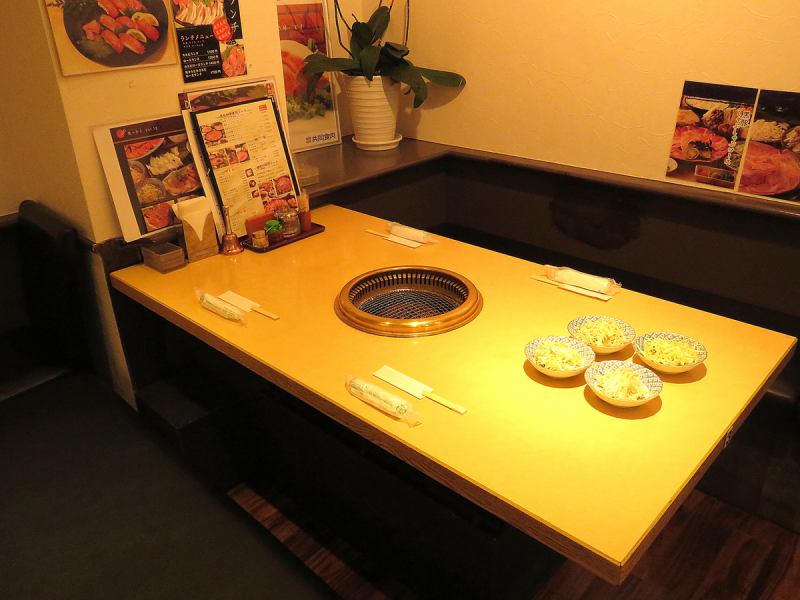 A table seat that can sit comfortably is available for 2 people ♪ You can also use a partition for a private room style ♪