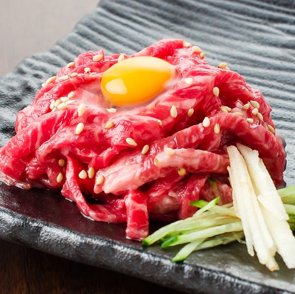 金沢では数店しか扱っていない、希少な『和牛ユッケ』1408円(税込)