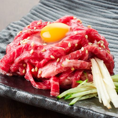 金沢では数店しか扱っていない、希少な『和牛ユッケ』1408円(税込)