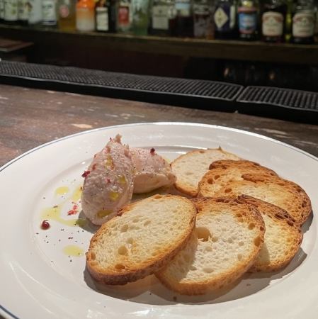 生ハムとクリームチーズのムース ～カリカリバケットを添えて～