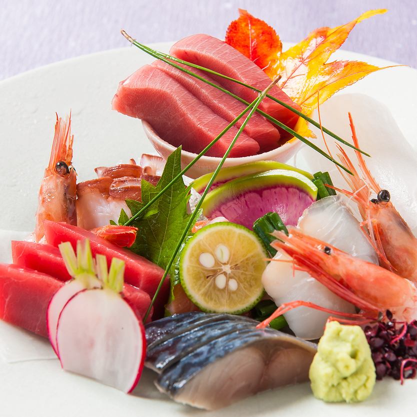 In addition to sashimi made from the ingredients, it is also recommended to enjoy it with the famous straw grill.