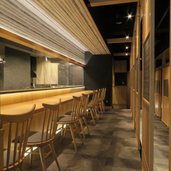 One person is also welcome.The counter seats where you can see the chef's kitchen knives are special seats.It can also be used by 2 people.