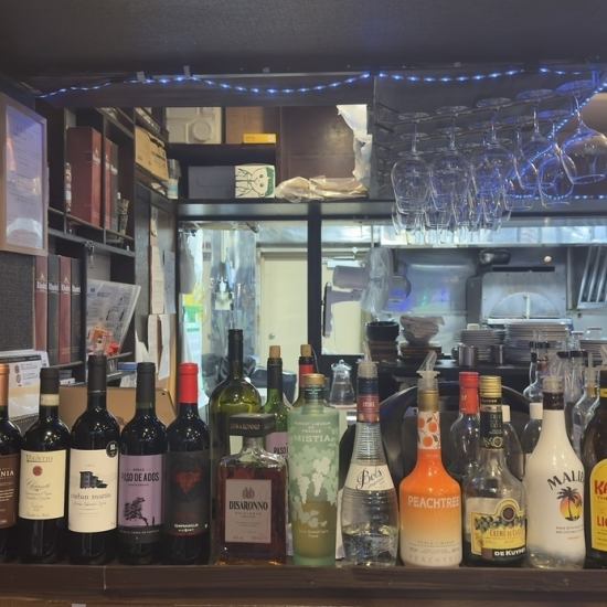 豊富なお酒と3か国の料理を味わいながら、昼飲みを楽しめるお店