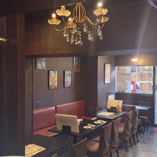 シックな黒い壁に包まれた、大人の隠れ家のような落ち着いた空間