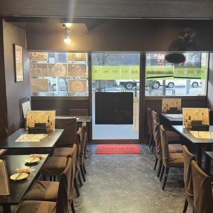 当店は、小さなお子様連れのご家族も大歓迎です！乳児から小学生まで、ベビーカーのまま安心して入店いただける広々とした空間をご用意しております。車いすでのご来店も可能ですので、三世代での外食やママ友会にも最適。どなた様も気兼ねなく、ゆったりと美味しい料理をお楽しみいただけます。