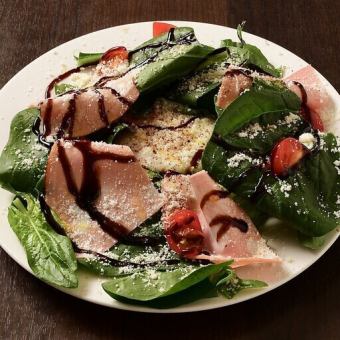 生ハムとルッコラのサラダ