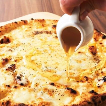 【本場イタリアの至福】数種類の厳選チーズがとろけ出す、香り高い本格窯焼きピッツァ