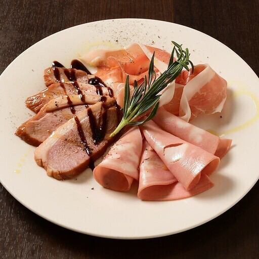 【時間無制限で飲み放題】世界6か国から厳選！赤・白10種類のワインを心ゆくまで飲み比べ。