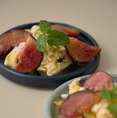 Caprese with black figs and mozzarella from Fukuoka Prefecture