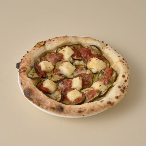 Creamy eggplant and tomato pizza