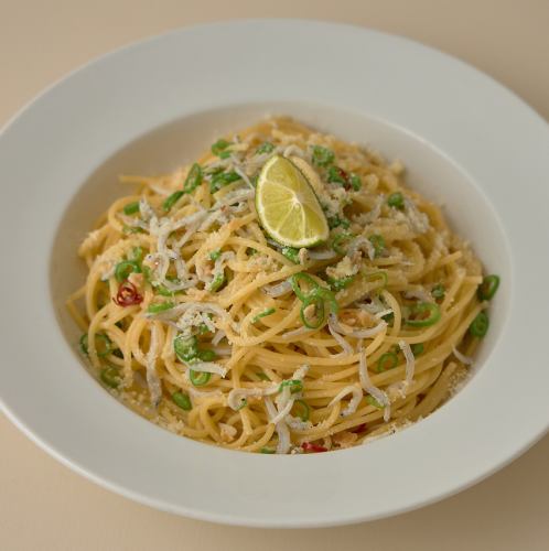 Boiled whitebait and green chili pepper peperoncino