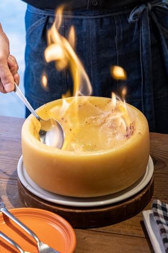燃燒奶酪豐富的培根蛋麵，上面撒上非常豐富的雞蛋