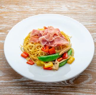 季節野菜と生ハムのペペロンチーノ