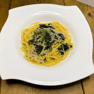 シラスとほうれん草のペペロンチーノ