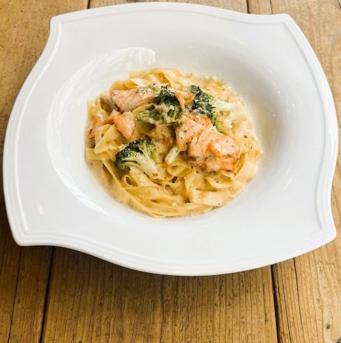 ★女性に人気★サーモンとブロッコリーのクリームパスタ