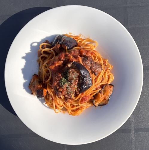 牛すじと揚げ茄子トマトパスタ