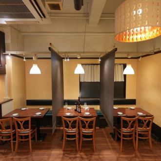 【4名様用テーブル】ご家族やご友人と、当店自慢の中華料理をご堪能ください。メニュー豊富なお料理でおもてなし致します。明るい店内は全席喫煙可で、リラックスした空間でご歓談頂けます。お仕事帰りや、外食の際は是非当店へ。