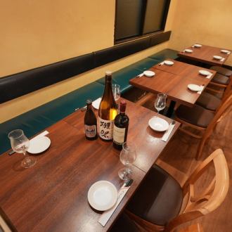【16名様用テーブル】広めのテーブル席で落ち着いてお食事をお愉しみ頂けます。飲み放題付きのコースもご用意しておりますので、これからのシーズンの宴会、歓送迎会、同窓会にもオススメのお店です。熱々の鍋メニューもございます。