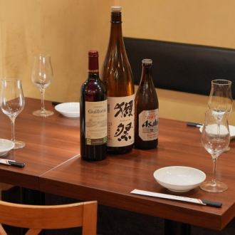 【カウンター】カップルやご夫婦でのご来店も大歓迎です。カウンター席にて落ち着いてお食事を。ドリンクメニューも充実しておりますので、お好みの一杯で至福の時間をお過ごしくださいませ。ご来店お待ちしております。