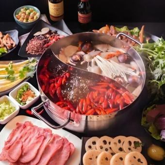 【鴛鴦火鍋食べ飲み放題】は4680円(税込)！熱々の火鍋小籠包や自家製餃子なども愉しめるコース！