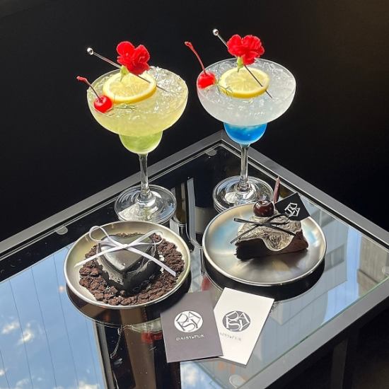 モノトーンな雰囲気の隠れ家カフェが深夜まで愉しめるお店DAISY