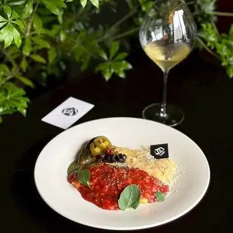 【供應時間：12:00 至 18:30】豪華披薩可麗餅，內含四種起司。